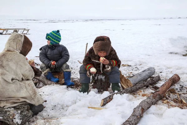 Nadym Rusia Abril 2018 Tundra Área Abierta Los Niños Con — Foto de Stock