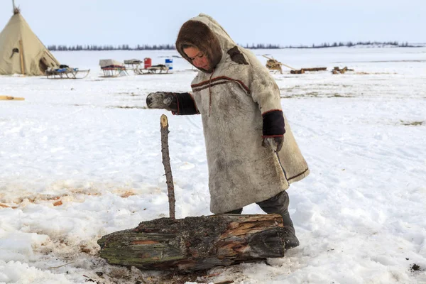 Tundra Nyílt Területen Fiúk Nemzeti Ruhák Hideg Téli Időjárás Segít — Stock Fotó