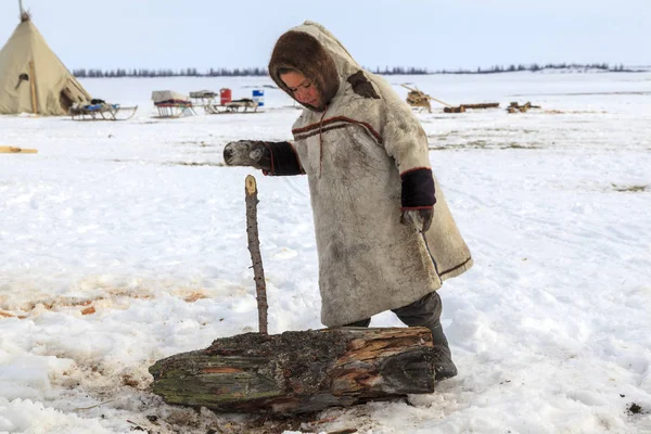 Tundra Open Area Boys National Clothes Cold Winter Weather Help — Stock Photo, Image