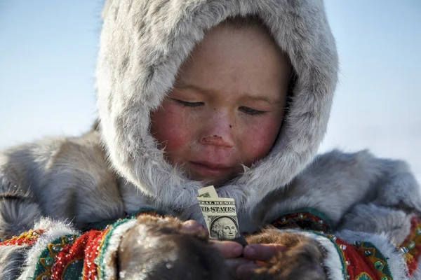 Tundra Otwartej Przestrzeni Chłopiec Daleka Patrząc Chłodne Zimowe Dni Chłopiec — Zdjęcie stockowe