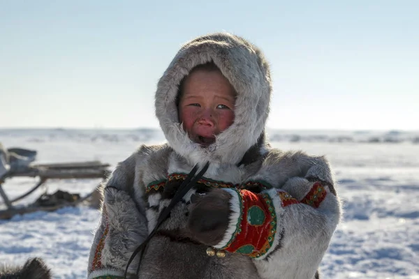 冻土带 开放的地区 男孩在寒冷的冬天的天气里远远看 男孩穿着国服 孩子的悲伤表情 肖像画 — 图库照片