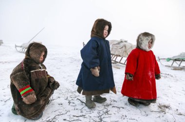 Tundra bir sakini, Far North, tundra, açık alan yerli sakinleri, çocuk Ulusal giysiler, çocuklarda kızakları üzerinde binmek Nenets-Malitsa giyim