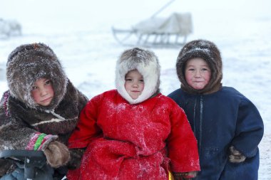 tundra bir sakini, Far North, tundra, açık alan yerli sakinleri, çocuk kızakları üzerinde Ulusal giysiler çocuklarda binmek.