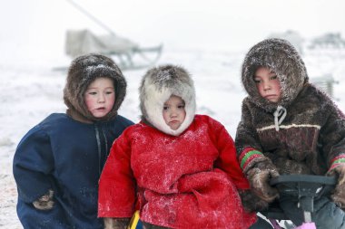 tundra bir sakini, Far North, tundra, açık alan yerli sakinleri, çocuk kızakları üzerinde Ulusal giysiler çocuklarda binmek.