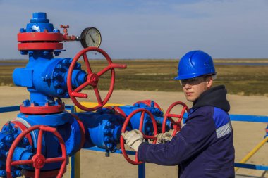 Tamirci, operatör, benzin, petrol, gaz endüstrisi. gaz kondisyon ekipmanı ve valf armatürü 