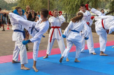 Rostov-on-Don, Rusya-Eylül 25, 2018: dolgu Don Nehri'nin; kutlama şehir günü, çocuk karate; nişanlandık yazı işleri