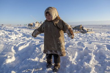 tundra bir sakini, Far North, tundra, açık alan yerli sakinleri, çocuk kızakları üzerinde Ulusal giysiler çocuklarda binmek.