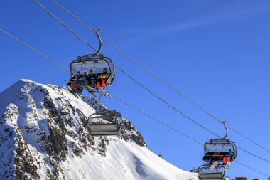 Rusya, Soçi, 01 Aralık 2017: Teleferik ile Snowboard düşkünleri, dağlarda kayak sezonu editoryal açma.