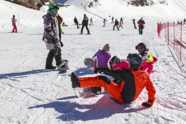 Rusya, Soçi, 01 Aralık 2017 - resort, Kayak hocası kayak için genç bir kız kayak sezonu editoryal açılış öğretiyor.
