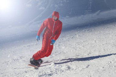 Rusya, Soçi, 01 Aralık 2017 - resort, Kayak hocası kayak için genç bir kız kayak sezonu editoryal açılış öğretiyor.