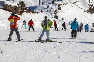 Rusya, Soçi, 01 Aralık 2017 - resort, Kayak hocası kayak için genç bir kız kayak sezonu editoryal açılış öğretiyor.