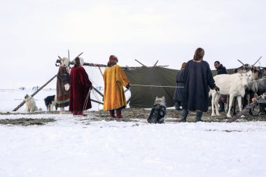 Nadym, Rusya Federasyonu - 27 Nisan 2018: Yamal, açık alan, tundra, aşırı Kuzey, Yardımcısı Ren geyiği doğurmak, Ulusal giysiler; kadınlar yazı işleri