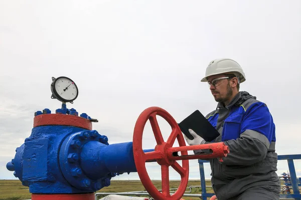 Operador Gaz Operador Recopila Pozo Gas Con Una Antorcha Tecnólogo — Foto de Stock