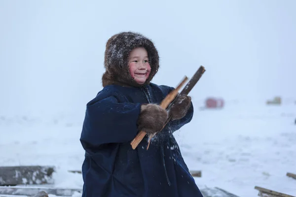 Тундра Відкрита Територія Хлопчики Національному Одязі Холодну Зимову Погоду Допомогти — стокове фото