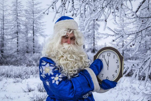 Рождественская Тема Продажи Счастливый Санта Клаус Снежном Лесу Санта Фоне — стоковое фото