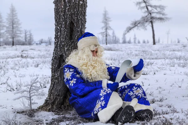 Glücklicher Weihnachtsmann Einem Verschneiten Wald Weihnachtsmann Hintergrund Eines Winterwaldes Russischer — Stockfoto