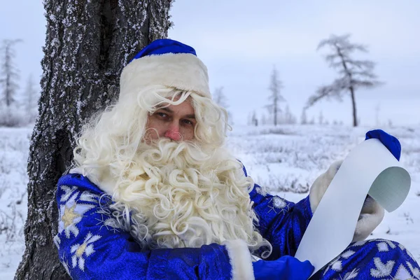 Счастливый Санта Клаус Заснеженном Лесу Санта Фоне Зимнего Леса Русский — стоковое фото