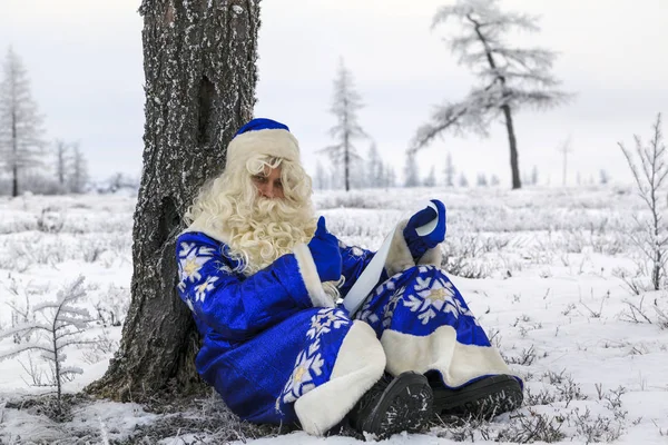 Glücklicher Weihnachtsmann Einem Verschneiten Wald Weihnachtsmann Hintergrund Eines Winterwaldes Russischer — Stockfoto