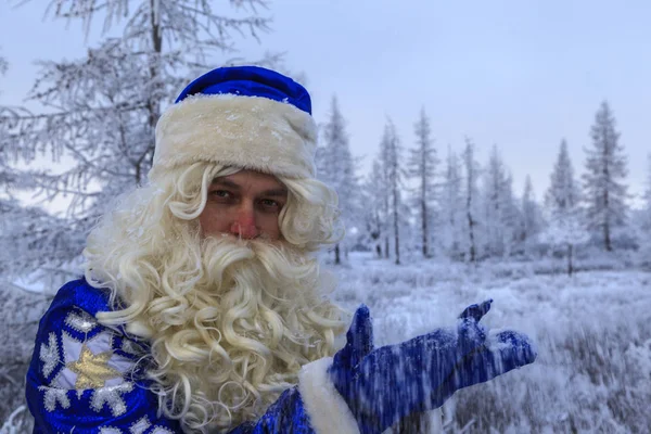 Karácsonyi Téma Értékesítés Boldog Mikulás Egy Havas Erdőben Mikulás Háttérben — Stock Fotó