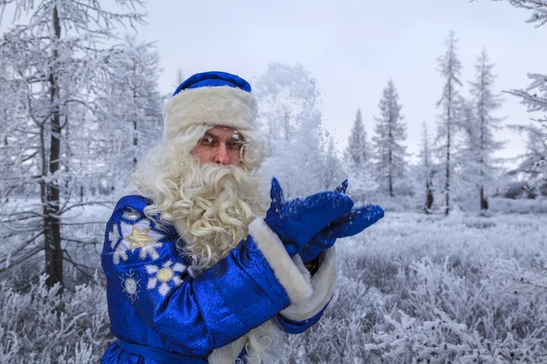 Рождественская Тема Продажи Счастливый Санта Клаус Снежном Лесу Санта Фоне — стоковое фото