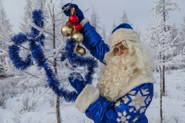 Weihnachtsthema Verkauf Happy Santa Claus Einem Verschneiten Wald Weihnachtsmann Hintergrund — Stockfoto