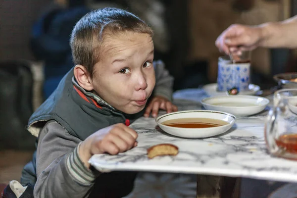 Мальчик Пьёт Чай Тарелки — стоковое фото