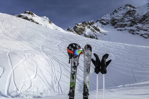 Σκι Και Σκι Πόλων Στέκονται Κάθετα Στο Χιόνι Κατά Φόντο — Φωτογραφία Αρχείου