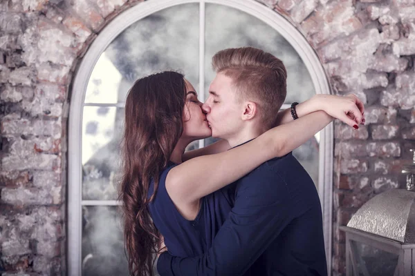 Kärlekshistoria Ung Älskande Par Kyssar Varandra Försiktigt Omfamnar Älskande Par — Stockfoto