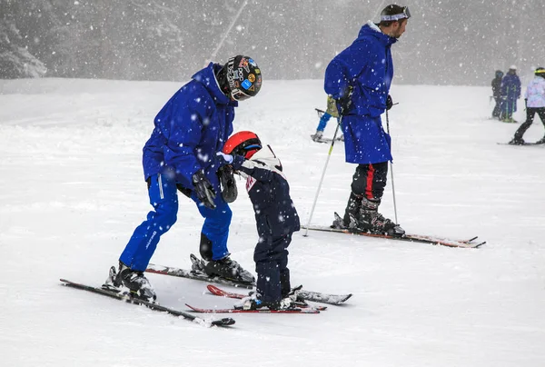 俄罗斯 2017年12月1日 滑雪胜地 教练教一个年轻女孩滑雪 教练教一个年轻女孩滑雪 开放滑雪季节 — 图库照片