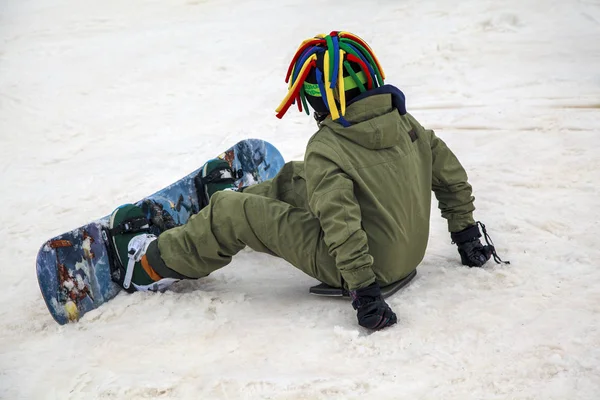 俄罗斯 2017年12月1日 滑雪胜地 教练教一个年轻女孩滑雪 滑雪季开幕 — 图库照片