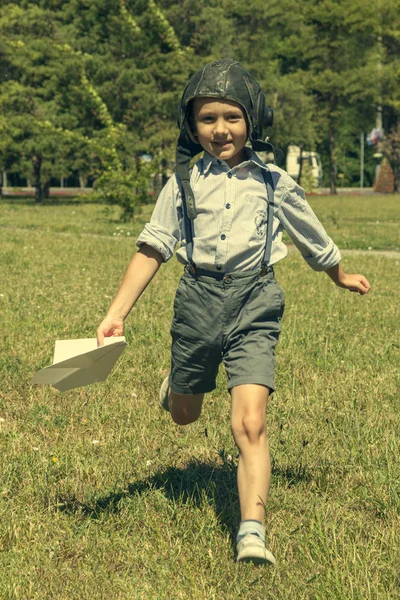 Concepto Sueño Convertirse Piloto Niño Forma Piloto Avión Niño Feliz —  Fotos de Stock