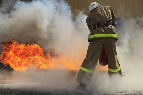 Apagando Gran Incendio Bombero Profesional Con Traje Especial Apaga Fuego — Foto de Stock