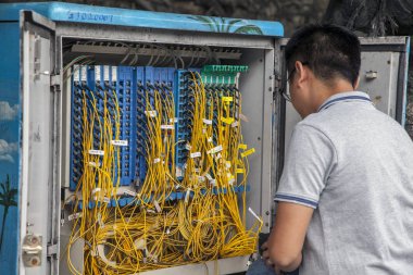 Çin, Hainan Adası, Sanya - 1 Aralık 2018: Fiber Optik iletişim mühendisi, Internet bağlantısı. Fiber optik kablo ek yeri makine iş, editorial.