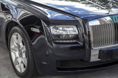 Çin, Hainan Adası, Dadonghai Bay - 1 Aralık 2018: Dadonghai Bay, Modern lüks araba Rolls-Royce Phantom Coupe şehir sokak, Editör.