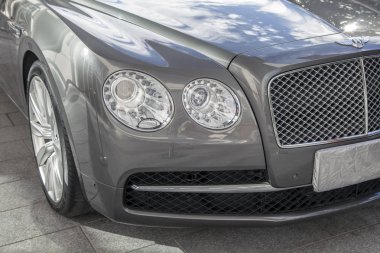Çin, Hainan Adası, Dadonghai Bay - 1 Aralık 2018: Dadonghai Bay, modern lüks prestijli iş araç Bentley Continental bir semt, editoryal cadde üzerinde park edilmiş.