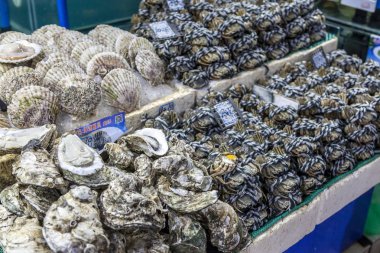 Çin, Hainan Adası, Sanya - 1 Aralık 2018: Çin Sanya Merkez Çarşı No 1, meyve ve sebze satıcıları, deniz ürünleri ve et, Editör.