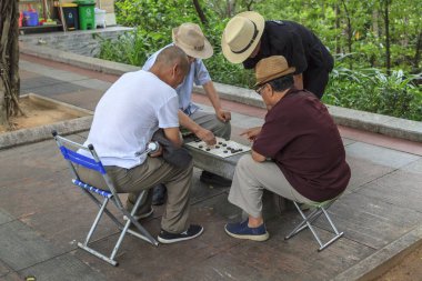 Çin, Hainan Adası, Dadonghai Bay - 2 Aralık 2018: Çin, Çin emekliler oyunu, editoryal mantıksal bir masa oyunu şehir sokak, Çin Satrancı (Xiangqi) olduğunu.