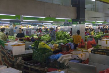 Çin, Hainan Adası, Sanya - 1 Aralık 2018: Çin Sanya Merkez Çarşı No 1, meyve ve sebze satıcıları, deniz ürünleri ve et, Editör.