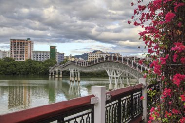 Çin, Hainan Adası, Sanya bay - 2 Aralık 2018: yaya köprüsü Linchun Nehri. Sanya, Hainan, Çin. Gün görünümü Sanya Şehir, köprüden bay için içerik göster