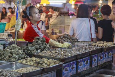 Çin, Hainan Adası, Sanya - 1 Aralık 2018: Çin Sanya Merkez Çarşı No 1, meyve ve sebze satıcıları, deniz ürünleri ve et, Editör.