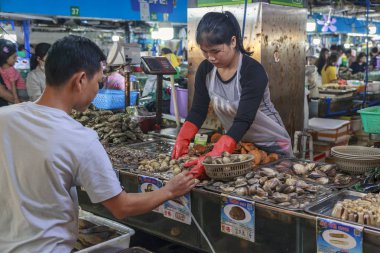 Çin, Hainan Adası, Sanya - 1 Aralık 2018: Çin Sanya Merkez Çarşı No 1, meyve ve sebze satıcıları, deniz ürünleri ve et, Editör.
