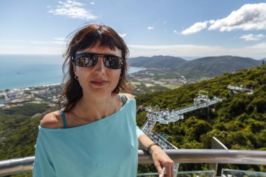 Yalong Bay tropikal cennet Forest Park, Çinli turist cam asma köprü üzerinde fotoğrafı