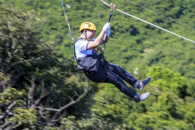 Çin, Hainan Adası - 1 Aralık 2018: Yalong Bay tropikal cennet Forest Park, aşırı dinlenme, Zip hattı, yokuş aşağı bir ip veya ip gerilmiş bir açıyla, Editör. 