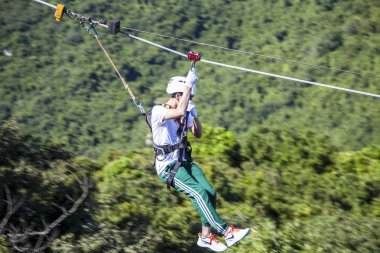 Çin, Hainan Adası - 1 Aralık 2018: Yalong Bay tropikal cennet Forest Park, aşırı dinlenme, Zip hattı, yokuş aşağı bir ip veya ip gerilmiş bir açıyla, Editör. 