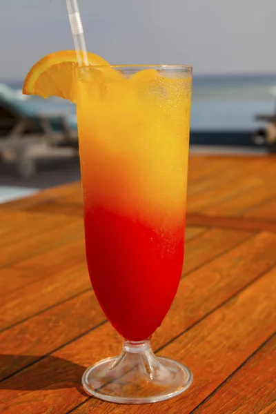 Bere Sulla Spiaggia Juicy Orange Red Tequila Sunrise — Foto Stock