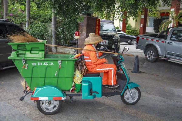 China Hainan Island Dadonghai Bay December 2018 City Street Cleaners — стокове фото