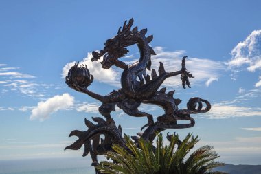 Çin, Hainan Adası - 1 Aralık 2018: Dragon bronz Yalong Bay, Sanya, Çin. Bir ejderha bronz dağ Yalong Bay tropikal cennet Orman Parkı, editoryal üstünde olduğunu. 