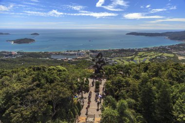 Çin, Hainan Adası - 1 Aralık 2018: Dragon bronz Yalong Bay, Sanya, Çin. Bir ejderha bronz dağ Yalong Bay tropikal cennet Orman Parkı, editoryal üstünde olduğunu. 