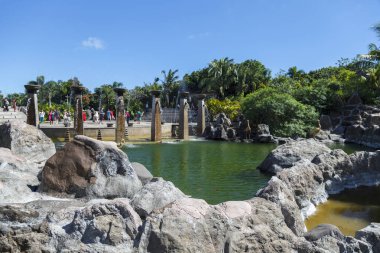 Çin, Hainan Adası - 1 Aralık 2018: Yalong Bay tropikal cennet Forest Park, Editör. 