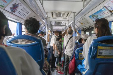 Çin, Hainan Adası, Dadonghai Bay - 1 Aralık 2018: Şehir sokak, insanlar Çin otobüs, Hainan Adası, editoryal.